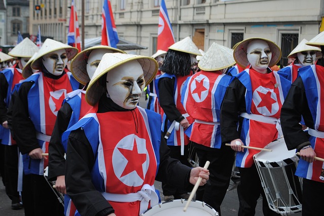 역사적 기념 행사를 준비하는 모습