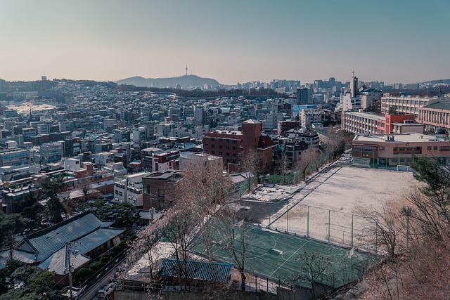 무대 위에 선 구교환의 포스터가 보이는 장면