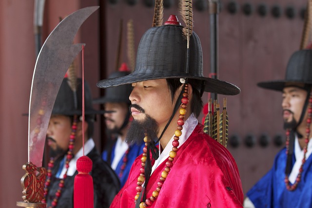 야간 경복궁 산책로와 전각
