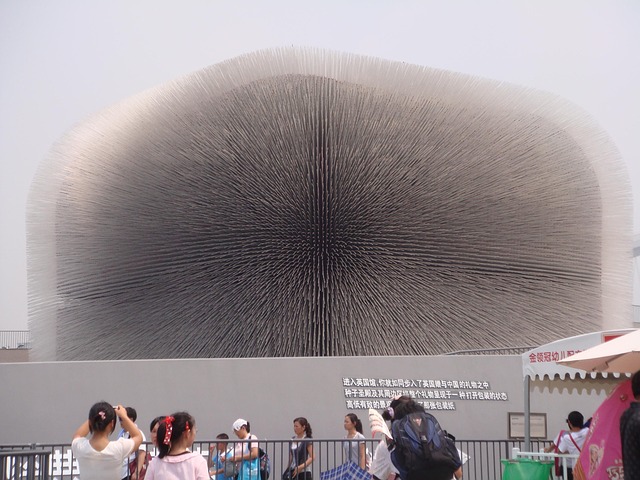 정원박람회 부스와 화단 풍경
