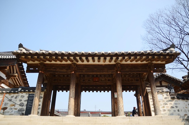 전통 공연이 펼쳐지는 축제 부스 모습