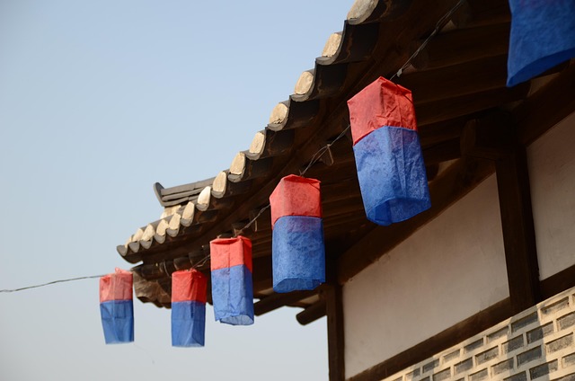축제 풍경 속 전통 공예 체험 부스