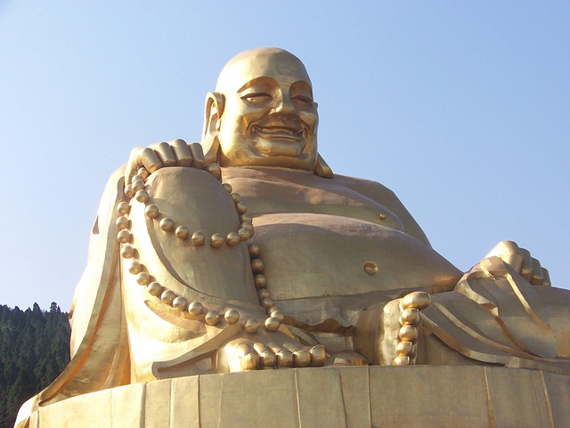 무대 앞 대형 현수막과 관람객