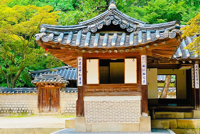 축제 포스터와 방문객을 담은 현장 사진