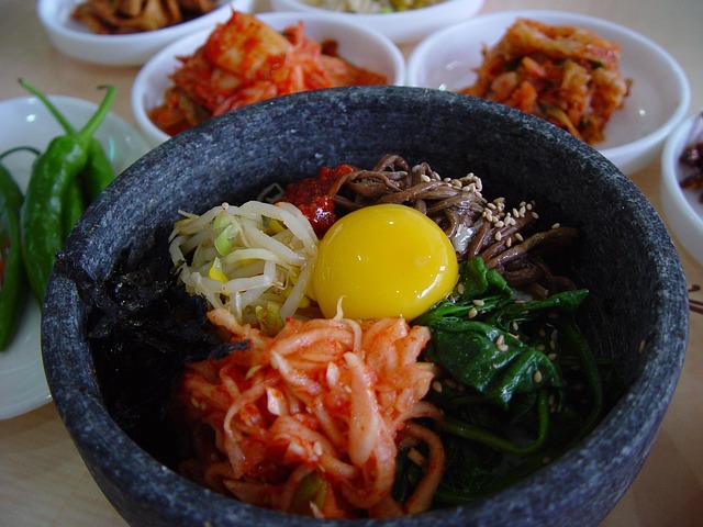 비빔밥 재료가 진열된 부스