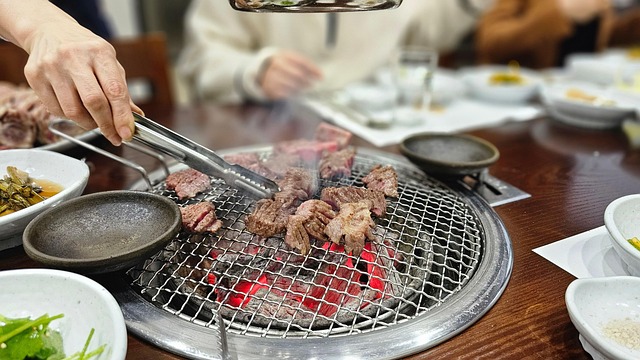 한복 차림의 참가자들이 행진하는 장면